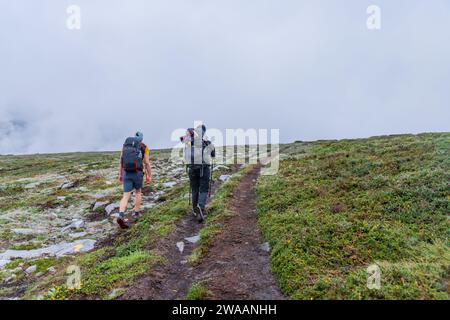 Asturien, Spanien: 19. Juli 2023: Pilger auf dem Camino de Santiago (dem Weg des Heiligen Jakobus) inmitten des Morgennebels in den Bergen. Primitivo. As Stockfoto