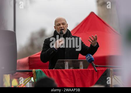 Protest gegen den Gaza-Krieg vor der Downing Street 10, an der Anas Altikriti Anas Altikriti CEO und Gründer der Cordoba Foundation teilnahmen. Stockfoto