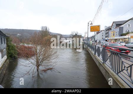 Tief Dietmar. Dauerregen im Siegerland, der Pegel der Sieg wie hier bei Siegen-Niederschelden steigt. Steigende Pegel im Siegerland am 03.01.2024 in Siegen/Deutschland. *** Niederdrucksystem Dietmar Dauerregen im Siegerland, der Siegerspiegel steigt wie hier bei Siegen Niederschelden im Siegerland am 03 01 2024 in Siegen Deutschland Stockfoto