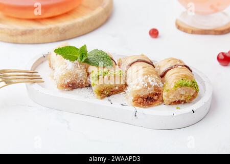 Baklava mit Pistazien, einer der schönsten Nachspeisen der türkischen Küche. Türkischer Nachtisch Baklava. Stockfoto