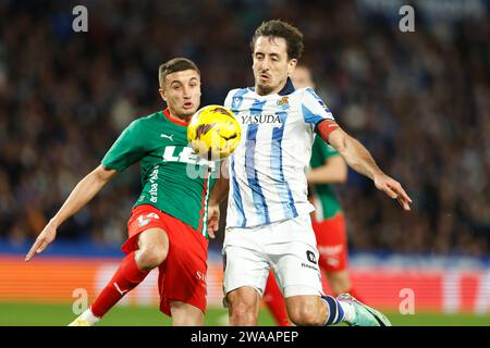 (L-R) Nahuel Tenaglia (Alaves), Mikel Oyarzabal (Sociedad), 2. JANUAR 2024 - Fußball / Fußball : spanisches Spiel "LaLiga EA Sports" zwischen Real Sociedad 1-1 Deportivo Alaves in der reale Arena in San Sebastian, Spanien. (Foto: Mutsu Kawamori/AFLO) Stockfoto