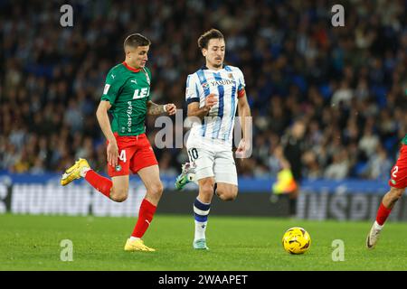 (L-R) Nahuel Tenaglia (Alaves), Mikel Oyarzabal (Sociedad), 2. JANUAR 2024 - Fußball / Fußball : spanisches Spiel "LaLiga EA Sports" zwischen Real Sociedad 1-1 Deportivo Alaves in der reale Arena in San Sebastian, Spanien. (Foto: Mutsu Kawamori/AFLO) Stockfoto