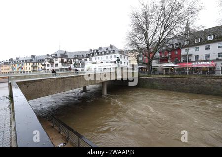 Tief Dietmar. Dauerregen im Siegerland, der Pegel der Sieg wie hier in Siegen steigt. Steigende Pegel im Siegerland am 03.01.2024 in Siegen/Deutschland. *** Niederdrucksystem Dietmar Dauerregen im Siegerland steigt der Siegerspiegel wie hier in Siegen steigende Wasserstände im Siegerland am 03 01 2024 in Siegen Stockfoto