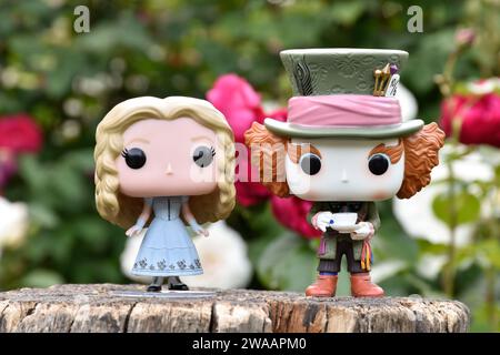 Funko Pop Actionfiguren von Mad Hatter und Alice im Wunderland aus dem ...