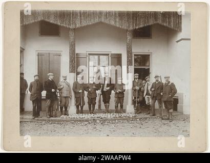 Gruppenporträt von Jägern und Helfern, darunter rechts Henry Pauw van Wieldrecht, mit dem Shot-Spiel zu ihren Füßen, 1898 Foto Niederlande fotografische Unterstützung. Pappe Stockfoto