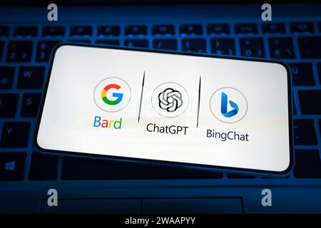 Google Bard und ChatGPT und Bing Chat werden auf dem Mobilgerät angezeigt Stockfoto