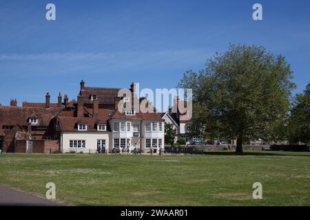 Der Bell Tower Tea Room und die umliegenden Gebäude an der Salisbury Cathedral in Wiltshire in Großbritannien Stockfoto