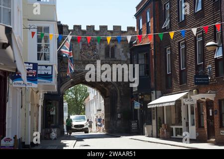 Das High Street Gate aus dem 13. Jahrhundert und die umliegenden Gebäude in Salisbury, Wiltshire, Großbritannien Stockfoto