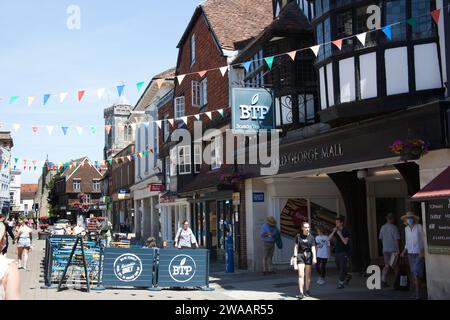 Blick auf das Stadtzentrum von Salisbury in Wiltshire in Großbritannien, einschließlich der Old George Mall Stockfoto