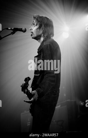 Justin Currie von Del Amitri trat 2022 in den Barrowlands in Glasgow auf. Er spielt eine Bass-Gitarre und singt, wobei er hinterleuchtet wird. Stockfoto