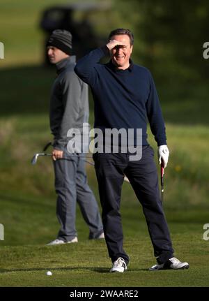 Image ©Lizenzierung an Parsons Media. 23/04/2016. London, Vereinigtes Königreich. David Cameron und Präsident Obama spielen Golf. . Die Präsidenten konvoieren, nachdem sie Golf gespielt haben David Cameron und Präsident Obama, der Golf spielt. Der britische Premierminister David Cameron spielt Golf gegen den Präsidenten der Vereinigten Staaten, Präsident Obama beim Golf im Grove Golf Club. Foto von Andrew Parsons / Parsons Media Stockfoto