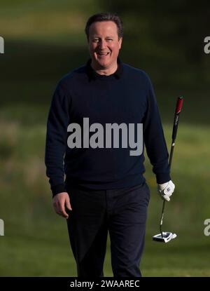 Image ©Lizenzierung an Parsons Media. 23/04/2016. London, Vereinigtes Königreich. David Cameron und Präsident Obama spielen Golf. . Die Präsidenten konvoieren, nachdem sie Golf gespielt haben David Cameron und Präsident Obama, der Golf spielt. Der britische Premierminister David Cameron spielt Golf gegen den Präsidenten der Vereinigten Staaten, Präsident Obama beim Golf im Grove Golf Club. Foto von Andrew Parsons / Parsons Media Stockfoto