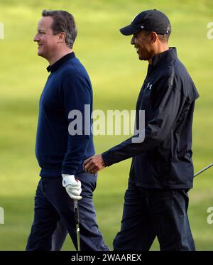 Image ©Lizenzierung an Parsons Media. 23/04/2016. London, Vereinigtes Königreich. David Cameron und Präsident Obama spielen Golf. . Die Präsidenten konvoieren, nachdem sie Golf gespielt haben David Cameron und Präsident Obama, der Golf spielt. Der britische Premierminister David Cameron spielt Golf gegen den Präsidenten der Vereinigten Staaten, Präsident Obama beim Golf im Grove Golf Club. Foto von Andrew Parsons / Parsons Media Stockfoto