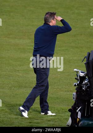 Image ©Lizenzierung an Parsons Media. 23/04/2016. London, Vereinigtes Königreich. David Cameron und Präsident Obama spielen Golf. . Die Präsidenten konvoieren, nachdem sie Golf gespielt haben David Cameron und Präsident Obama, der Golf spielt. Der britische Premierminister David Cameron spielt Golf gegen den Präsidenten der Vereinigten Staaten, Präsident Obama beim Golf im Grove Golf Club. Foto von Andrew Parsons / Parsons Media Stockfoto