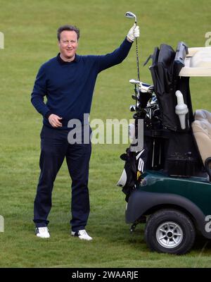 Image ©Lizenzierung an Parsons Media. 23/04/2016. London, Vereinigtes Königreich. David Cameron und Präsident Obama spielen Golf. . Die Präsidenten konvoieren, nachdem sie Golf gespielt haben David Cameron und Präsident Obama, der Golf spielt. Der britische Premierminister David Cameron spielt Golf gegen den Präsidenten der Vereinigten Staaten, Präsident Obama beim Golf im Grove Golf Club. Foto von Andrew Parsons / Parsons Media Stockfoto