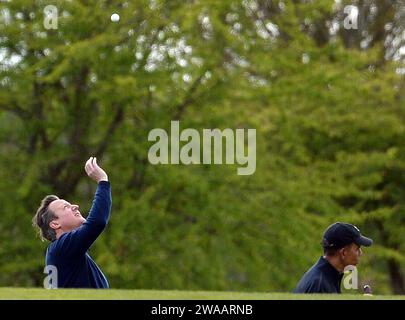 Image ©Lizenzierung an Parsons Media. 23/04/2016. London, Vereinigtes Königreich. David Cameron und Präsident Obama spielen Golf. . Die Präsidenten konvoieren, nachdem sie Golf gespielt haben David Cameron und Präsident Obama, der Golf spielt. Der britische Premierminister David Cameron spielt Golf gegen den Präsidenten der Vereinigten Staaten, Präsident Obama beim Golf im Grove Golf Club. Foto von Andrew Parsons / Parsons Media Stockfoto