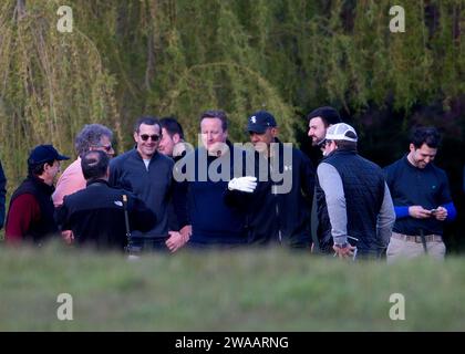 Image ©Lizenzierung an Parsons Media. 23/04/2016. London, Vereinigtes Königreich. David Cameron und Präsident Obama spielen Golf. . Die Präsidenten konvoieren, nachdem sie Golf gespielt haben David Cameron und Präsident Obama, der Golf spielt. Der britische Premierminister David Cameron spielt Golf gegen den Präsidenten der Vereinigten Staaten, Präsident Obama beim Golf im Grove Golf Club. Foto von Andrew Parsons / Parsons Media Stockfoto