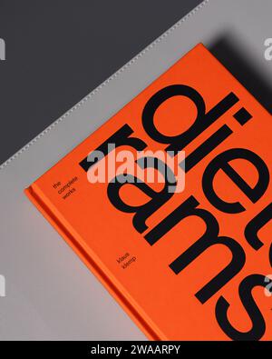 LONDON - 27. DEZEMBER 2023: Dieter Rams Produktdesign-Buch mit hellorangefarbenem Cover Stockfoto