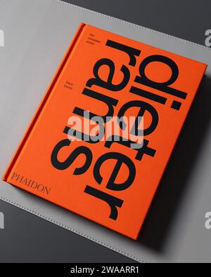 LONDON - 27. DEZEMBER 2023: Dieter Rams Produktdesign-Buch mit hellorangefarbenem Cover Stockfoto