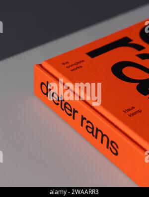 LONDON - 27. DEZEMBER 2023: Dieter Rams Produktdesign-Buch mit hellorangefarbenem Cover Stockfoto