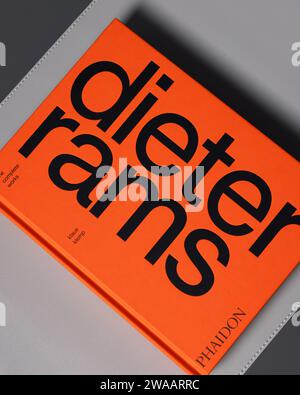 LONDON - 27. DEZEMBER 2023: Dieter Rams Produktdesign-Buch mit hellorangefarbenem Cover Stockfoto