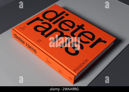 LONDON - 27. DEZEMBER 2023: Dieter Rams Produktdesign-Buch mit hellorangefarbenem Cover Stockfoto