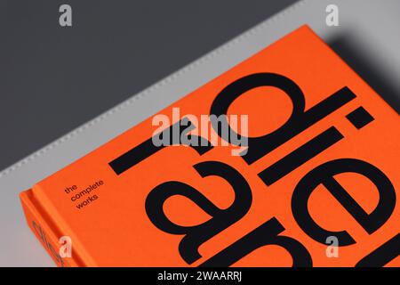 LONDON - 27. DEZEMBER 2023: Dieter Rams Produktdesign-Buch mit hellorangefarbenem Cover Stockfoto