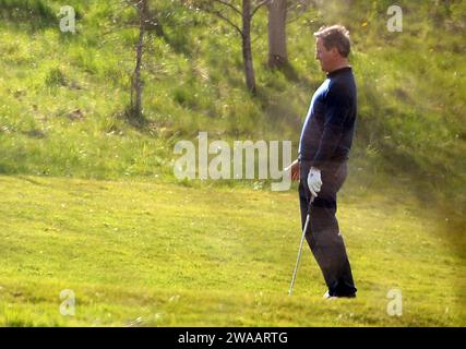 Image ©Lizenzierung an Parsons Media. 23/04/2016. London, Vereinigtes Königreich. David Cameron und Präsident Obama spielen Golf. . Die Präsidenten konvoieren, nachdem sie Golf gespielt haben David Cameron und Präsident Obama, der Golf spielt. Der britische Premierminister David Cameron spielt Golf gegen den Präsidenten der Vereinigten Staaten, Präsident Obama beim Golf im Grove Golf Club. Foto von Andrew Parsons / Parsons Media Stockfoto