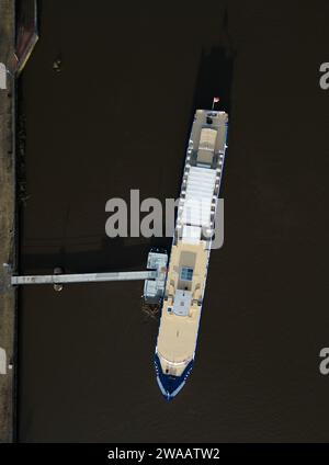 Dresden, Deutschland. Januar 2024. Das Salonschiff „Gräfin Cosel“ der Sächsischen Dampfschifffahrt liegt am Pier in Blasewitz an der Elbe. In der ersten Januarwoche wird die Weiße Flotte Sachsen mit der Sanierung des ersten ihrer beiden Motorschiffe beginnen. Das renovierte Schiff soll am 1. Mai 2024 wieder zur Eröffnung der Hauptsaison mit der traditionellen Flottenparade fahren. (Luftaufnahme mit Drohne) Credit: Robert Michael/dpa/ZB/dpa/Alamy Live News Stockfoto