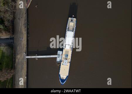 Dresden, Deutschland. Januar 2024. Das Salonschiff „Gräfin Cosel“ der Sächsischen Dampfschifffahrt liegt am Pier in Blasewitz an der Elbe. In der ersten Januarwoche wird die Weiße Flotte Sachsen mit der Sanierung des ersten ihrer beiden Motorschiffe beginnen. Das renovierte Schiff soll am 1. Mai 2024 wieder zur Eröffnung der Hauptsaison mit der traditionellen Flottenparade fahren. (Luftaufnahme mit Drohne) Credit: Robert Michael/dpa/ZB/dpa/Alamy Live News Stockfoto