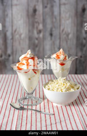 Hausgemachtes Hüttenkäse-Eis in Gläsern. Rustikaler Hintergrund Stockfoto