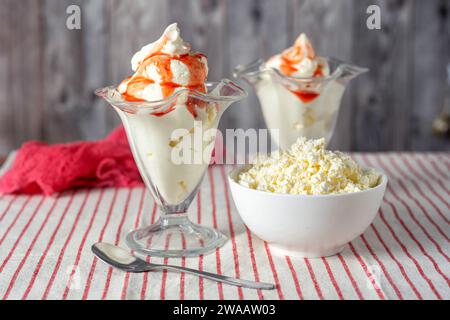 Hausgemachtes Hüttenkäse-Eis in Gläsern. Rustikaler Hintergrund Stockfoto