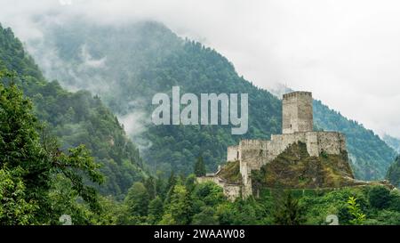 ZIL Castle, auch bekannt als Zilkale in Camlihemsin, liegt Rize mutig auf einem Hügel mit Blick auf die üppige Landschaft der Karadeniz Berge des Schwarzen Meeres. Stockfoto