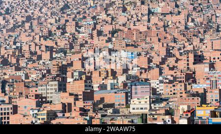 La Paz, Bolivien - 6. September 2017: Massenhäuser mit dicht gepackten Gebäudereihen an den Hängen. Diese Strukturen, oft einfach und kompakt, a Stockfoto