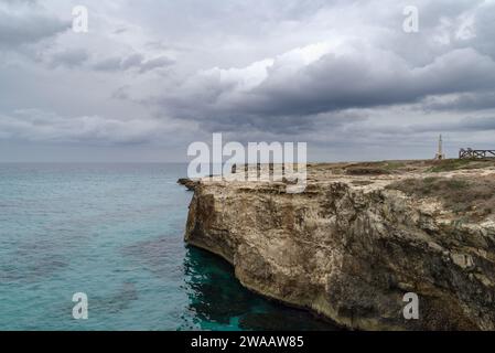 Poetry Cave (Grotta della Poesia) Naturpool umgeben von zerklüfteten Kalksteinklippen mit Höhlen und einem Tunnel zum offenen Meer. Apulien, Italien Stockfoto