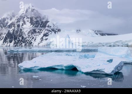 Eis, Schnee und Berge in der Nähe des Lemaire-Kanals in der Antarktis. Stockfoto