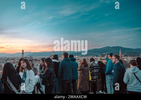 Florenz, Italien - 16. März 2023: Wunderschöne Skyline von Florenz, Italien, mit den Brücken über den Fluss Arno. Die Leute machen ein Foto Stockfoto