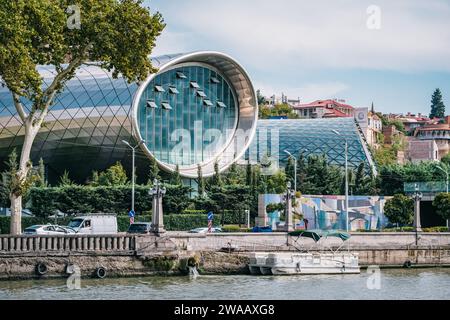 Blick auf das Rike Music Theater und den Kura Fluss in Tiflis Innenstadt, Georgia Stockfoto