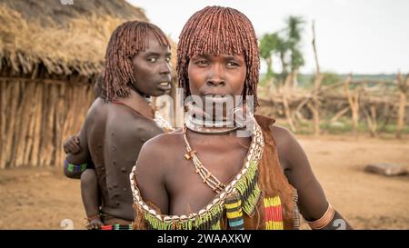 Turmi, Omo River Valley, Äthiopien – 24. Oktober 2023: Porträt einer Frau aus dem Hamar-Stamm, die verschiedene Accessoires trägt, die Stammestraditionen zeigen. Der Schinken Stockfoto