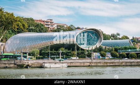 Blick auf das Rike Music Theater und den Kura Fluss in Tiflis Innenstadt, Georgia Stockfoto