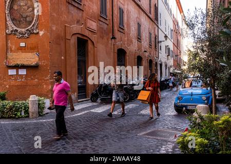 Rom, Italien - 10. August 2022: Blue Fiat 500 und Menschen, die in der Via della Chiesa Nuova spazieren Stockfoto