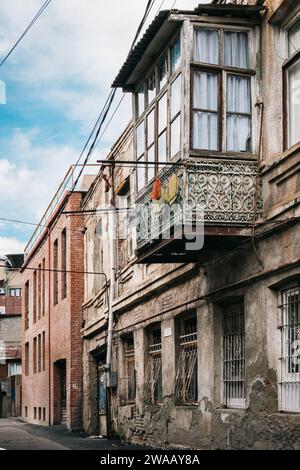 Traditionelle georgianische Architektur mit einem kleinen baufälligen Haus in Kala, der Altstadt von Tiflis, Georgien Stockfoto