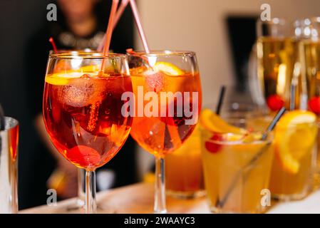 Nahaufnahme erfrischender Aperol Spritz Cocktails mit Orangen- und Eisscheiben, perfekt für eine Sommerparty oder ein geselliges Treffen. Stockfoto