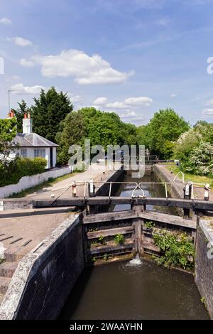 Großbritannien, England, Hertfordshire, in der Nähe von Rickmansworth, Stoker Lock und Stocker Lock Cottage Stockfoto