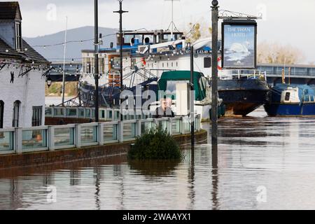 Upton upon Severn, Worcestershire, Großbritannien. 3. Januar 2024. Die Stadt Upton Upon Severn in Worcestershire überschwemmt den Sturm Henk, da der Fluss Severn 5,2 m erreicht. Der höchste jemals aufgezeichnete Wert war 5,93 m. Quelle: Thousand Word Media Ltd/Alamy Live News Stockfoto