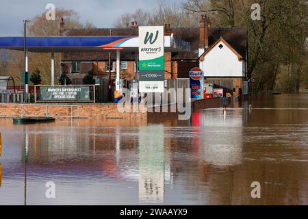 Upton upon Severn, Worcestershire, Großbritannien. 3. Januar 2024. Die Stadt Upton Upon Severn in Worcestershire überschwemmt den Sturm Henk, da der Fluss Severn 5,2 m erreicht. Der höchste jemals aufgezeichnete Wert war 5,93 m. Quelle: Thousand Word Media Ltd/Alamy Live News Stockfoto