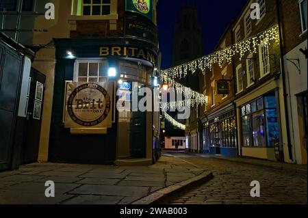 Die Kirchenstraße ist mit weihnachtslichtern beleuchtet und der Britannia Pub am Abend. Boston Lincolnshire Stockfoto