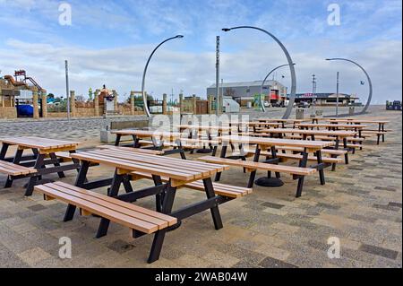 Leere Sitzplätze im Winter an der Küste von Skegness Stockfoto
