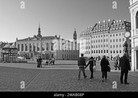 Dresdens Bijou, das architektonische Barock-Häuserzeilen-Ensemble bei der Frauenkirche am Neumarkt-Platz in Dresdens Innenstadt | restaurierte Woman Churc Stockfoto