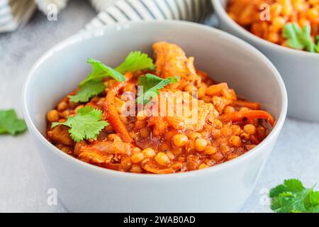 Ptitim-Eintopf mit Huhn und Gemüse, Nahaufnahme. Traditionelle israelische Küche. Stockfoto